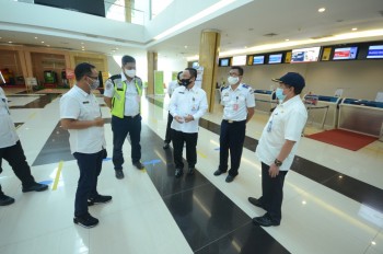 995 - Kunjungan Kerja Kadishub Ke Terminal Lempake dan  Bandara APT. Pranoto